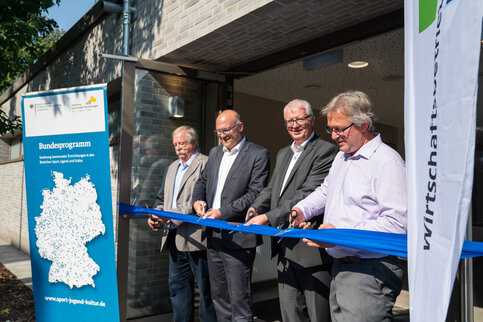 Ulrich Lüger (Vorsitzender Betriebsausschuss städt. Immobilien), Sören Link (Oberbürgermeister), Thomas Patermann(Vorstand Wirtschaftsbetriebe Duisburg), Markus Bernard (stellv. Schulleiter HGG) OB_Sanierung_2024_1