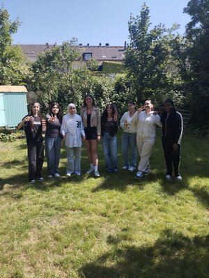 Teilnehmerinnen der Mädchen-AG der Herbert Grillo-Gesamtschule mit Frau Shariatpanahi Inside_Marxloh_2025